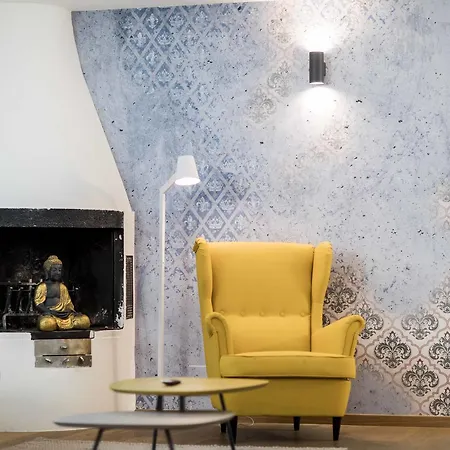 Cooper L Goethe Apartment